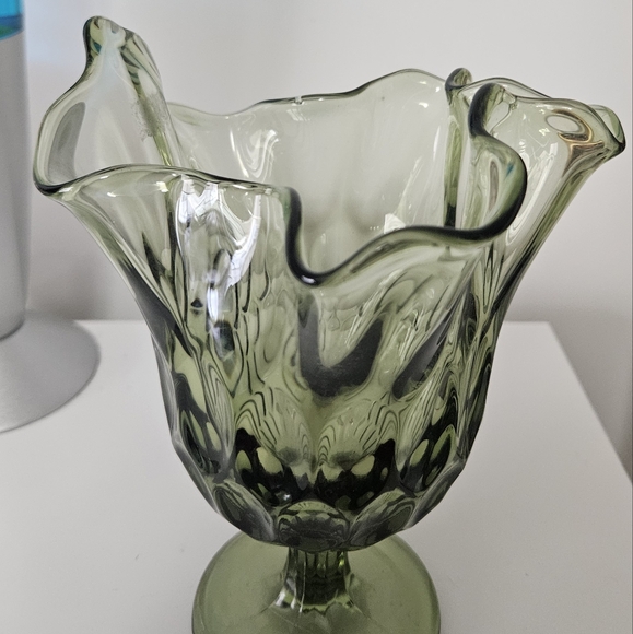 Fenton Colonial Green Glass Handkerchief Vase - Picture 3 of 8